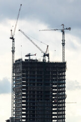 Guindastes em constru&ccedil;&atilde;o de pr&eacute;dios urbanos