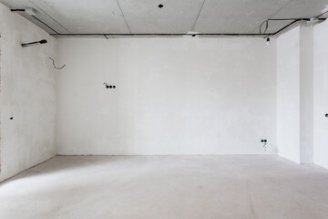 Obraz premium interior of the apartment without decoration in gray colors. rough finish