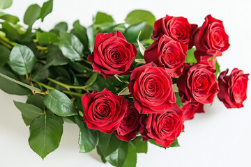 Obraz premium red rose bouquet with fresh green leaves, on white background