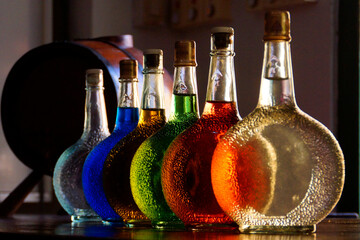 Flaschen mit Curacao-Likör