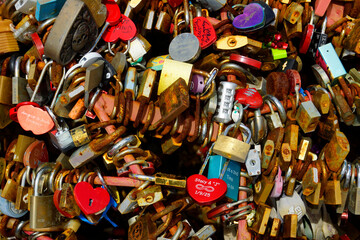 Liebesschlösser an einer Brücke