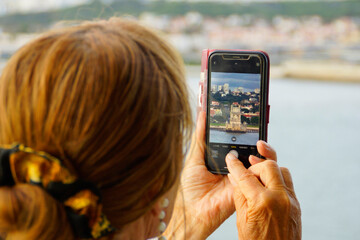 Ältere Frau macht Fotos mit dem Smartphone