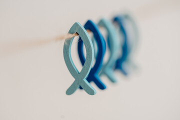 Kleine blaue Fische aus Holz an natur Schnur - Symbol für Glaube und Religion