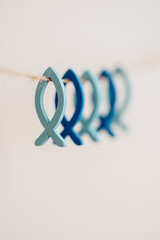 Kleine blaue Fische aus Holz an natur Schnur - Symbol für Glaube und Religion