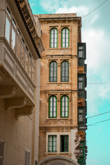 Obraz premium Street scenes in the old town of Valletta (Il-Belt) the capital of Malta.A residential block on Triq il-Punent in Valletta, with St. Paul's Anglican Cathedral on the right.