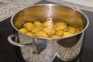 Kartoffel kochen in Kochtopf - Nahaufnahme