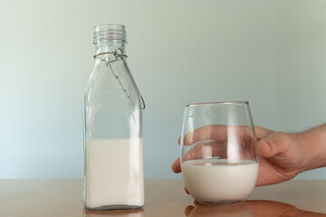 Botella de leche servida en un vaso de vidrio para beber