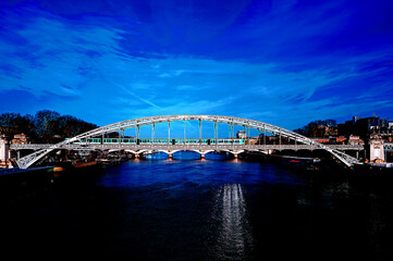 Obraz premium View of an historical steel bridge and the subway train passing