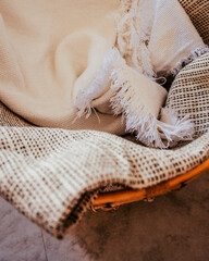 Korb mit Decke als Dekoration