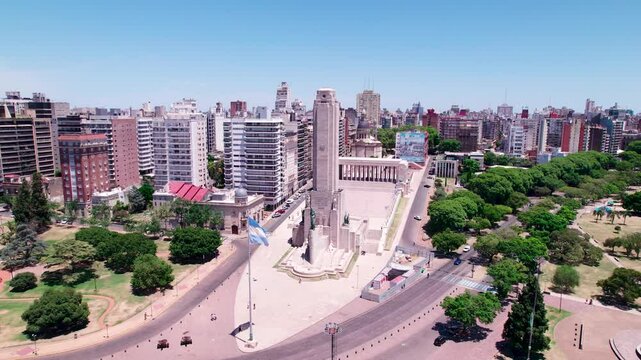 Vista a&eacute;rea del Monumento Hist&oacute;rico Nacional a la Bandera, Monumento a la Bandera. Rosario, Santa Fe, Argentina. Bandera argentina flameando, d&iacute;a soleado, Belgrano, turismo, patria, nacionalismo.