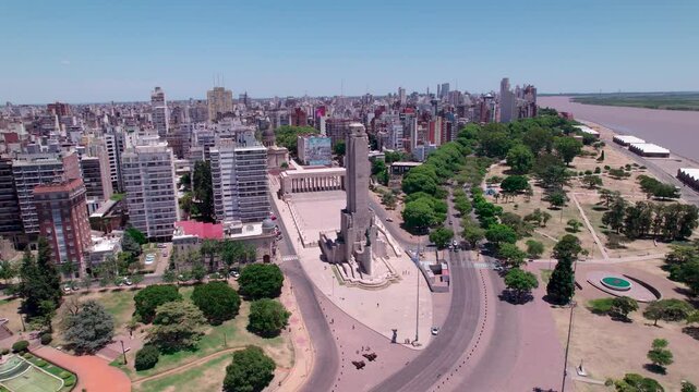 Vista a&eacute;rea del Monumento Hist&oacute;rico Nacional a la Bandera, Monumento a la Bandera. Rosario, Santa Fe, Argentina. Bandera argentina flameando, d&iacute;a soleado, Belgrano, turismo, patria, nacionalismo.