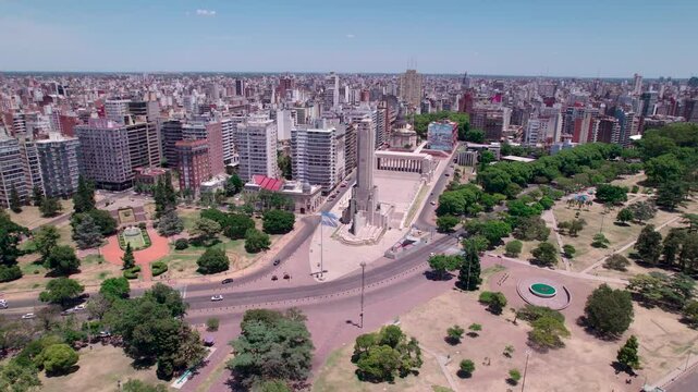 Vista a&eacute;rea del Monumento Hist&oacute;rico Nacional a la Bandera, Monumento a la Bandera. Rosario, Santa Fe, Argentina. Bandera argentina flameando, d&iacute;a soleado, Belgrano, turismo, patria, nacionalismo.