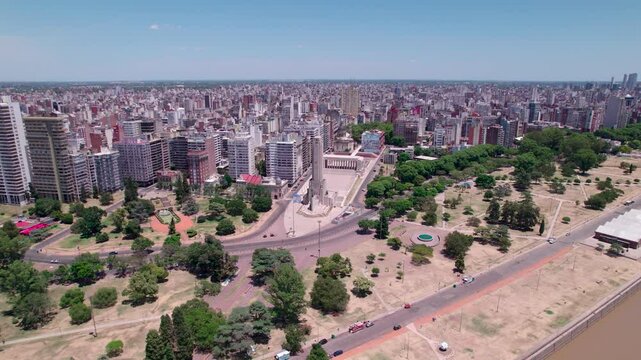 Vista a&eacute;rea del Monumento Hist&oacute;rico Nacional a la Bandera, Monumento a la Bandera. Rosario, Santa Fe, Argentina. Bandera argentina flameando, d&iacute;a soleado, Belgrano, turismo, patria, nacionalismo.