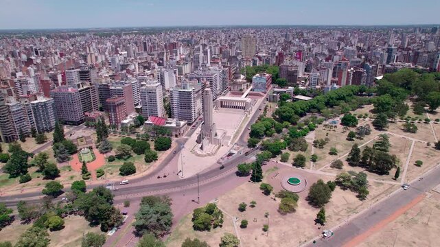 Vista a&eacute;rea del Monumento Hist&oacute;rico Nacional a la Bandera, Monumento a la Bandera. Rosario, Santa Fe, Argentina. Bandera argentina flameando, d&iacute;a soleado, Belgrano, turismo, patria, nacionalismo.