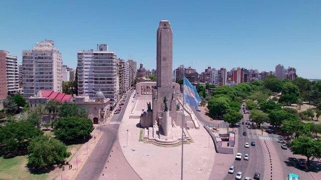 Vista a&eacute;rea del Monumento Hist&oacute;rico Nacional a la Bandera, Monumento a la Bandera. Rosario, Santa Fe, Argentina. Bandera argentina flameando, d&iacute;a soleado, Belgrano, turismo, patria, nacionalismo.