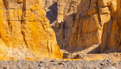 Obraz premium A desert mining ground surrounded by sheer rock cliffs 