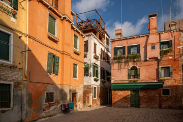 charming narrow streets and cozy cafés in Venice
