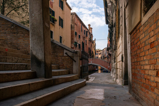 Fototapeta charming narrow streets and cozy cafés in Venice