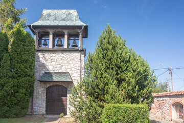 Dzwonnica przed klasztorem benedyktynów niedaleko Kielc. 