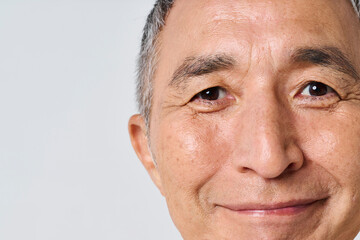 私服姿のシニア男性の笑顔のポートレート