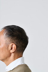 私服姿のシニア男性の耳元