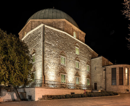 Night photo at Jakovali Hassan Mosque at Sz&eacute;chenyi square