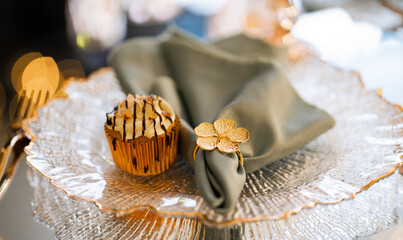 primer plano de decoración con un postre en mesa - foto de stock 
