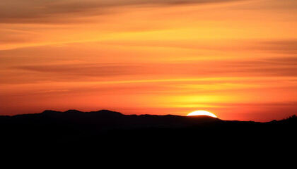 Obraz premium Fiery Sunset Over Silhouetted Mountains Scenic Landscape Photography