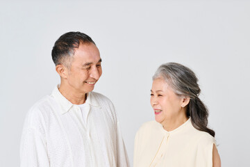 仲良く微笑むシニア夫婦のポートレート