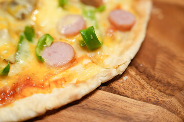 とろけるチーズとカリカリ生地の手作りピザ