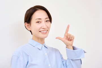 女性　チェックサイン　白背景