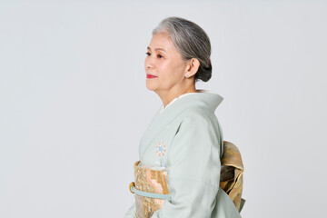 紫色の着物を着たシニア女性の横顔