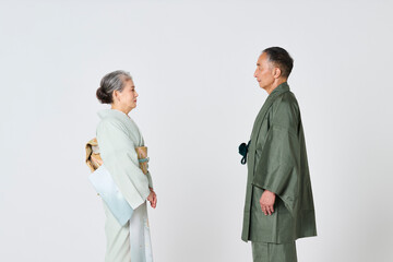 向かい合う着物を着たシニア夫婦