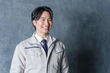 作業着を着たビジネスマン（不動産・建設業者）