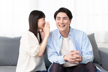 内緒話をするカップル