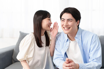 内緒話をするカップル