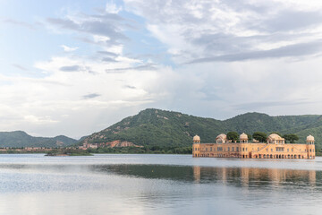 Fototapeta premium The Jal Mahal Palace, located in Man Sagar Lake, offers a stunning view at sunrise in Jaipur, Rajasthan, India.