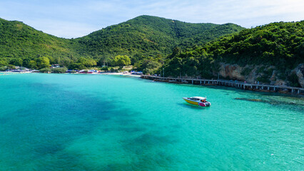 Obraz premium Speed boat at Pattaya Thailand sand beach. Activity of people in beach on summer holiday.