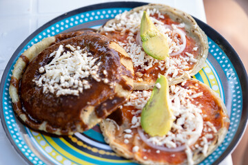picadas y gorda con salsa y aguacate sobre plato decorado 