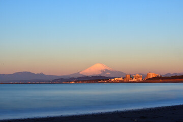 朝日で真っ赤に照らされる富士山