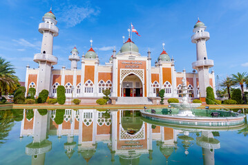 Obraz premium The most beautiful Viewpoint Pattani Central Mosque, southern Thailand.(landmark of Pattani is the central mosque in Pattani )