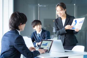 打ち合わせする若いビジネスマン【撮影協力:スカパー東京メディアセンター】	