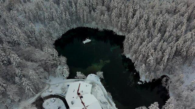 Badersee kleiner Bergsee in Grainau bei Garmisch-Partenkirchen, Deutschland Luftaufnahme im Winter. Mountain lake in Greinau with crystal-clear water of emerald green color, aerial view in winter. 