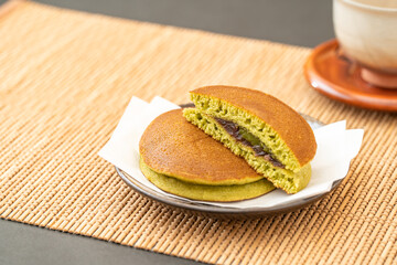 和風背景に抹茶どら焼き