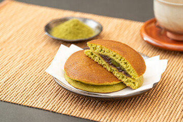 和風背景に抹茶どら焼き
