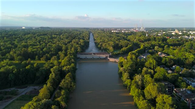 Stauwehr Oberfoehring Muenchen, Bayern, Deutschland Luftaufnahme im Sommer. Dam on Isar River in Munich, Germany aerial view in summer. Top view of the English Garden and the dam on the River Isar. 