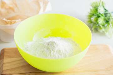 ボウルに入れたプレーンヨーグルトと米粉