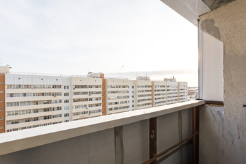 Obraz premium the balcony of an apartment on the upper floors of an apartment building