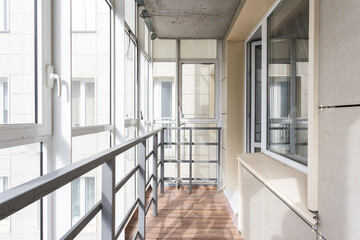 Obraz premium the balcony of an apartment on the upper floors of an apartment building