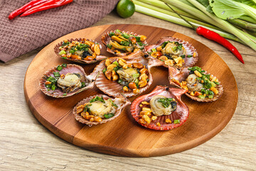 Baked scallops with scalion oil